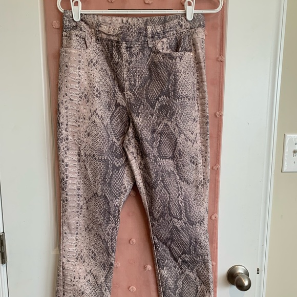 Stretch ankle pants in snakeskin - Picture 2 of 2